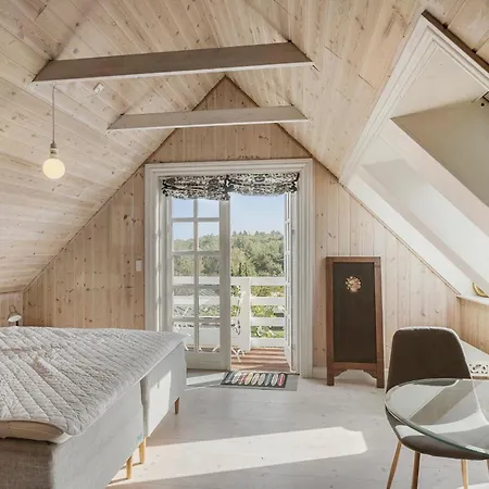 4 Bedroom Amazing In Holiday home
