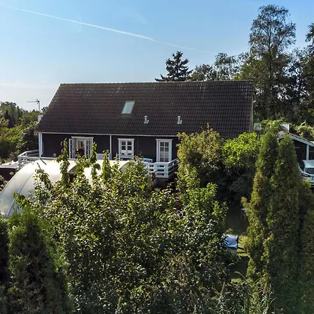 4 Bedroom Amazing In Holiday home