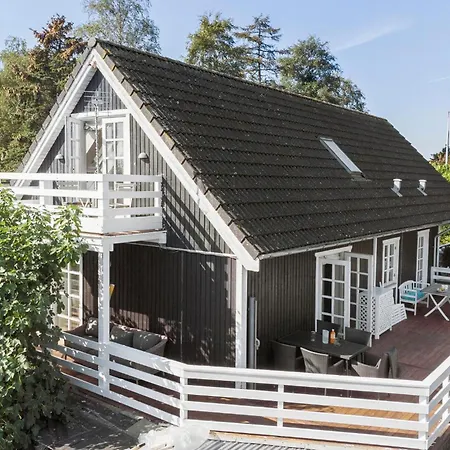 4 Bedroom Amazing In Holiday home